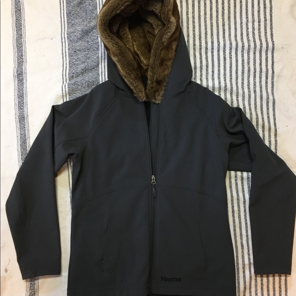 Marmot shell with fur ruff